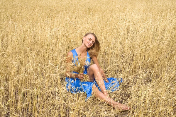 Открытый Портрет Очаровательной Красивой Женщины Сидящей Земле Пшеничном Поле Закрытые — стоковое фото