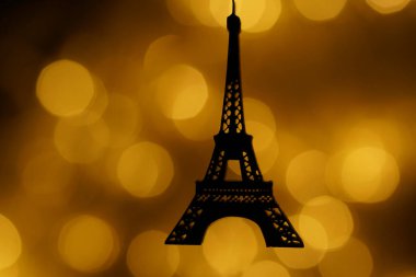 Akşam gün batımında Eyfel Kulesi 'nin silueti. Bokeh arka planında izole edilmiş. Paris Fransa. gece sahnesi.
