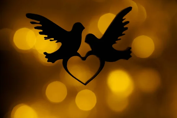 Altın Bokeh Arka Planında Kalbi Tutan Iki Güvercin Silueti Sevgililer — Stok fotoğraf
