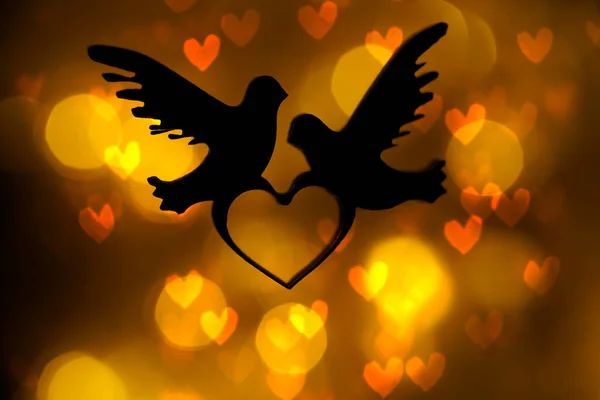 黄金のボケの背景にハートを持つペア鳩のシルエット ハッピーバレンタインデー 2月14日 — ストック写真