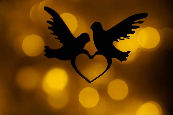 黄金のボケの背景にハートを持つペア鳩のシルエット ハッピーバレンタインデー 2月14日 — ストック写真