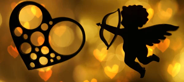 キューピッドの姿のシルエット黄金のボケを背景に弓を持つ天使 テキスト用の場所 幸せなバレンタインデーのアイデア 2月14日 — ストック写真