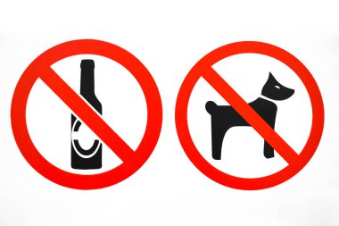 Kısıtlama işaretleri. Alkolsüz bölge tabelası. Beyaz arka planda izole edilmiş. İmza: Köpekler giremez, köpekler giremez