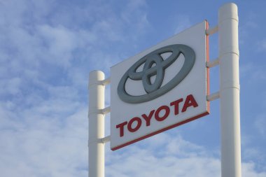 MOSCOW, RUSSIA - 30 Ocak 2021: Toyota logosu bölgenin bayiliğinde, mavi gökyüzüne karşı. Japon araç üreticisinin sembolü. 