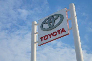 MOSCOW, RUSSIA - 30 Ocak 2021: Toyota logosu bölgenin bayiliğinde, mavi gökyüzüne karşı. Japon araç üreticisinin sembolü. 