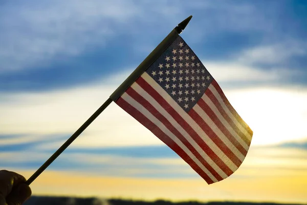 星条旗与蓝色和黄色日落的天空相映成趣 7月4日独立日 — 图库照片