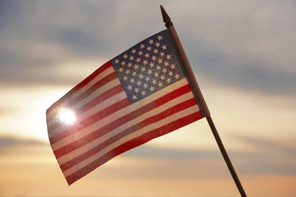 近距离的美国国旗在天空中飘扬 背对着阳光 美国的国旗背面点着灯光 7月4日独立日 — 图库照片