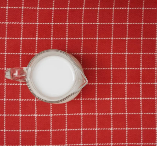 Πλήρες Γάλα Στάμνα Κόκκινο Ριγέ Τραπεζομάντιλο Φόντο Πάνω Όψη — Φωτογραφία Αρχείου