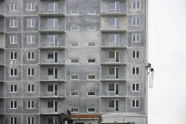 Hoogwerkers Speciaal Uitgeruste Werknemers Die Hoogtewerk Fotografie Wand Thermische Isolatie — Stockfoto