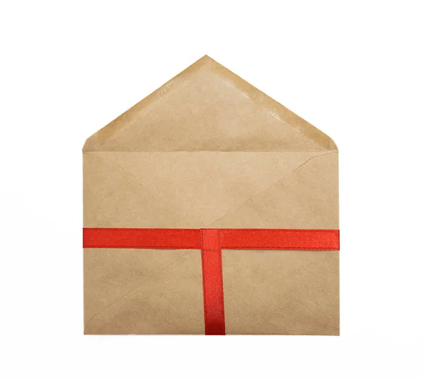 Geopende Envelop Met Rood Lint Huwelijksuitnodiging Bruin Ambachtelijk Papier Geïsoleerd — Stockfoto