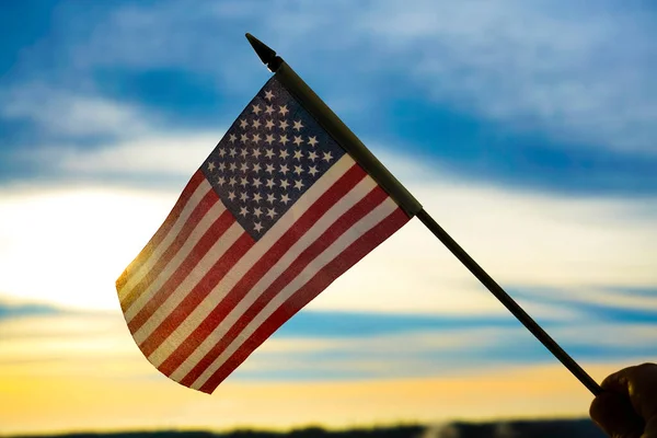 Американський Прапор Зірками Смугами Тримається Руки Проти Блакитного Жовтого Заходу — стокове фото