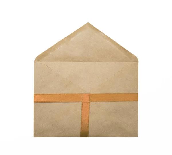 Envelope Aberto Com Fita Convite Casamento Papel Artesanal Castanho Isolado — Fotografia de Stock