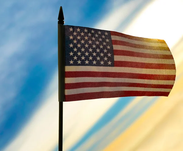 星と青と黄色の夕日の空に対する縞模様を持つアメリカの旗 7月4日 独立記念日 — ストック写真