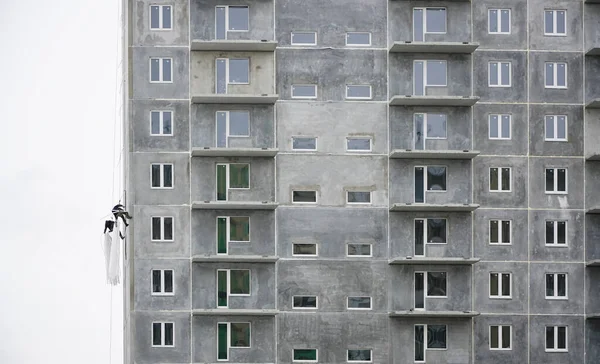 Hoogwerkers Speciaal Uitgeruste Werknemers Die Hoogtewerk Fotografie Wand Thermische Isolatie — Stockfoto