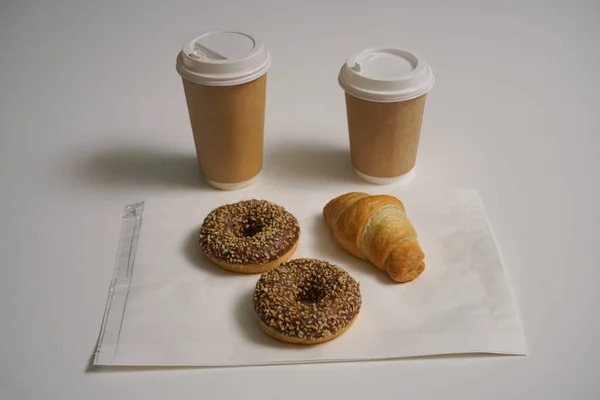 Zwei Schokokrapfen Mit Nüssen Und Croissant Pappbecher Isoliert Auf Weißem — Stockfoto