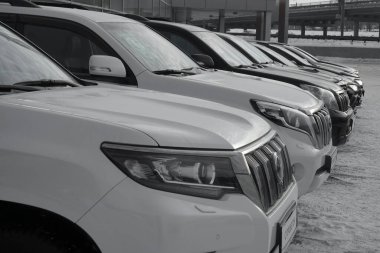 MOSCOW, Rusya - 31 Ocak 2021: Toyota RAV4. Arabaların aralığı - showroom 'da sunum. 