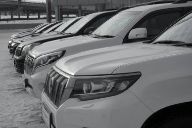 MOSCOW, Rusya - 31 Ocak 2021: Toyota RAV4. Arabaların aralığı - showroom 'da sunum. 