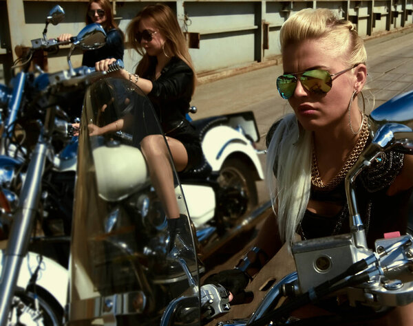 Три молодые девушки на вертолётах. 