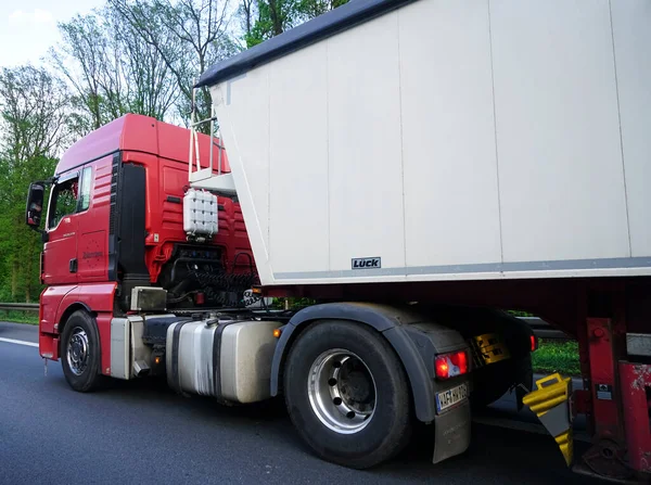 ベルリン ドイツ 高速道路のタクシーと白いトレーラーを備えた大規模な近代的な赤いトラック Man ブランド — ストック写真