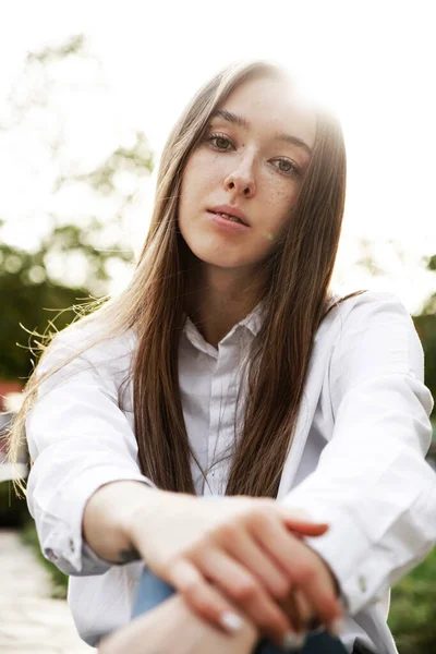 Jovem Mulher Séria Atraente Camisa Branca Desfrutando Seu Tempo Livre — Fotografia de Stock