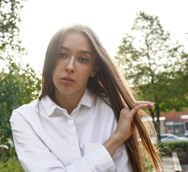 Frau Erfrischt Ihre Haare Auf Einer Städtischen Straße Frühlingszeit — Stockfoto