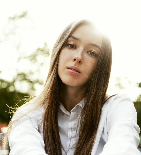 Atractiva Joven Seria Con Camisa Blanca Disfrutando Tiempo Libre Atardecer —  Fotos de Stock