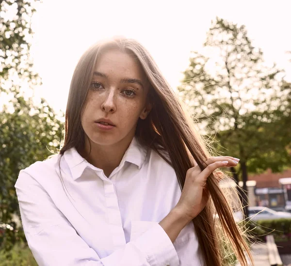 Mujer Refrescando Peinado Una Calle Urbana Una Jovencita Que Agarra —  Fotos de Stock