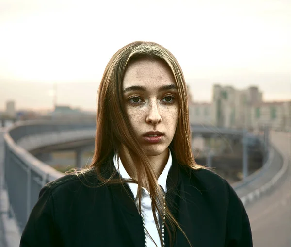 Красивая Молодая Женщина Модном Черном Пиджаке Позирует Круглом Мосту Городском — стоковое фото