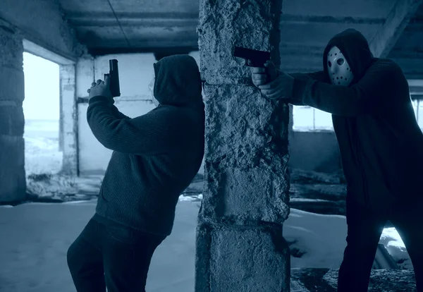 Zwei Maskierte Männer Mit Waffen Verlassenem Gebäude Postapokalyptisches Konzept — Stockfoto