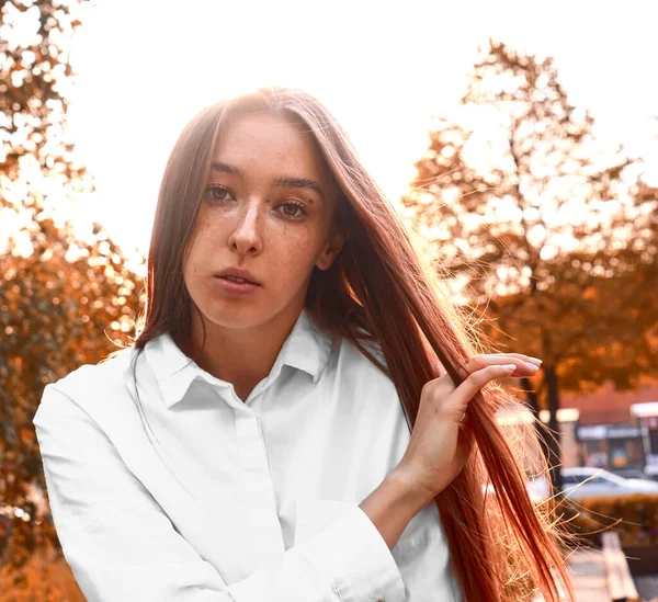 Mujer Refrescando Peinado Una Calle Urbana Una Jovencita Que Agarra —  Fotos de Stock