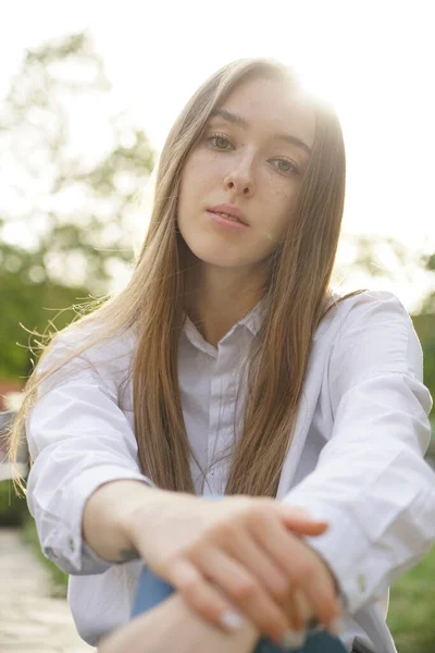 Привлекательная Серьезная Молодая Женщина Белой Рубашке Наслаждается Свободным Временем Закате — стоковое фото