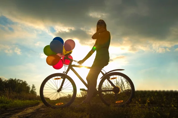 Chica Joven Vestido Sexy Montar Bicicleta Volar Globos Aire —  Fotos de Stock