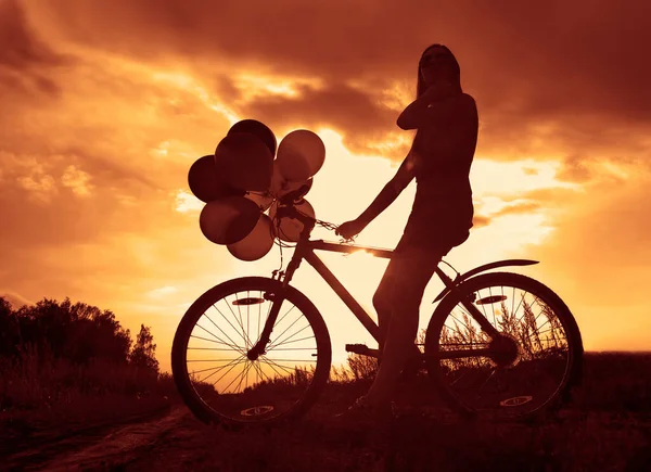 Jong Meisje Sexy Jurk Paardrijden Fiets Vliegen Luchtballonnen — Stockfoto