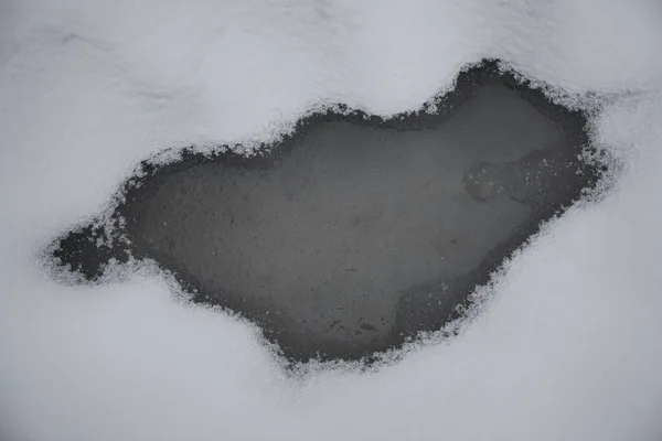 Λιωμένη Λιμνούλα Νερού Στη Λίμνη Παγετός Χιόνι Μοτίβο Μια Λακκούβα — Φωτογραφία Αρχείου