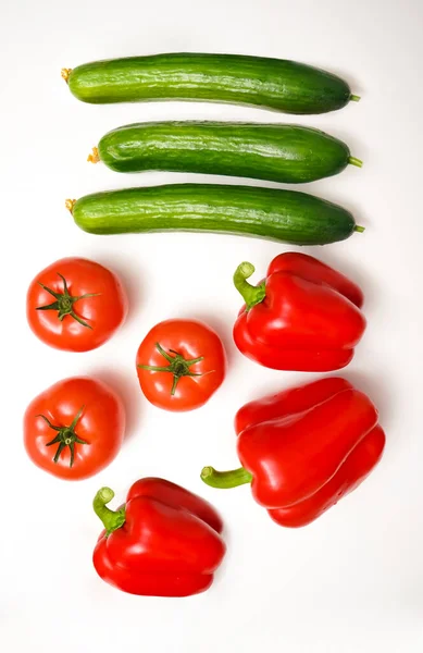 Tomates Pepinos Pimientos Frescos Aislados Sobre Fondo Blanco — Foto de Stock