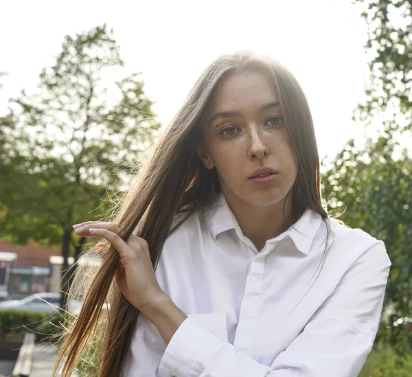 Frau Erfrischt Ihre Haare Auf Einer Städtischen Straße Frühlingszeit — Stockfoto