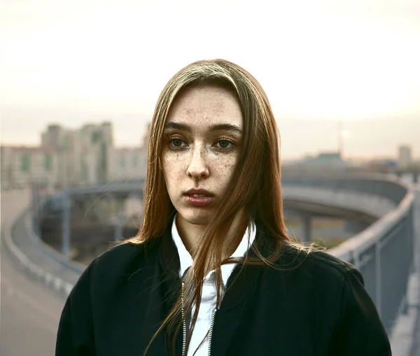 Pretty Young Woman Fashionable Black Jacket Posing Bridge City Background — Stock Photo, Image