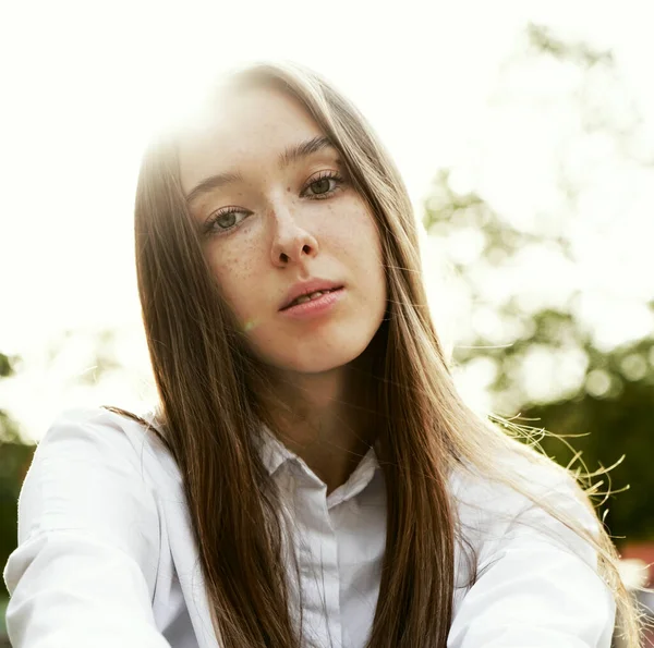 Atractiva Joven Seria Con Camisa Blanca Disfrutando Tiempo Libre Atardecer —  Fotos de Stock