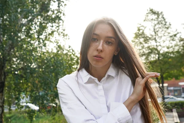 Frau Erfrischt Ihre Haare Auf Einer Städtischen Straße Frühlingszeit — Stockfoto