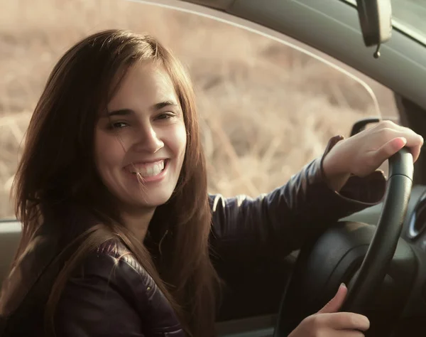 Kobieta Siedząca Samochodzie Słoneczny Dzień Uśmiechnięta Twarz — Zdjęcie stockowe