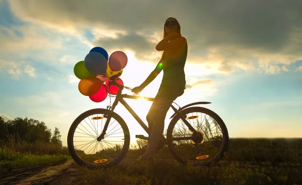 Chica Joven Vestido Sexy Montar Bicicleta Volar Globos Aire — Foto de Stock