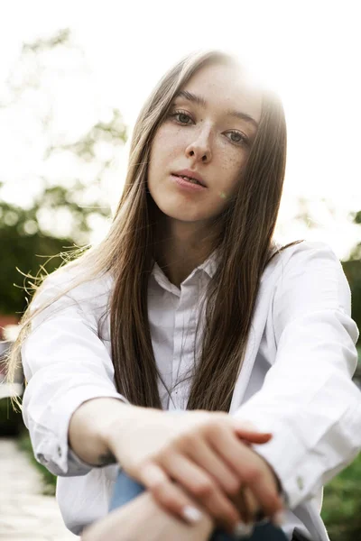 Atractiva Joven Seria Con Camisa Blanca Disfrutando Tiempo Libre Atardecer —  Fotos de Stock