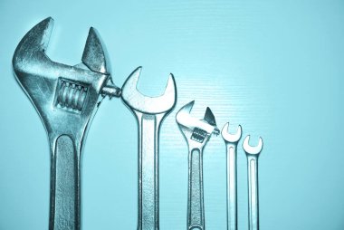 Spanners. Bir sürü anahtar. Endüstriyel geçmiş. İngiliz anahtarı aletleri seti. Değişik boyutlarda anahtarlar. chome vanadyum