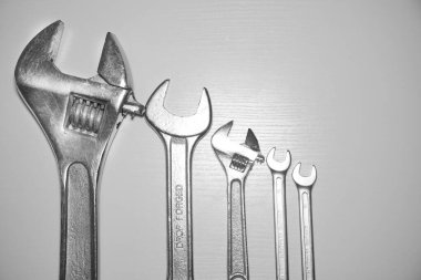 Spanners. Bir sürü anahtar. Endüstriyel geçmiş. İngiliz anahtarı aletleri seti. Değişik boyutlarda anahtarlar. chome vanadyum