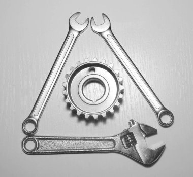 Üç krom vanadyum anahtarından yapılmış üçgen çerçeve