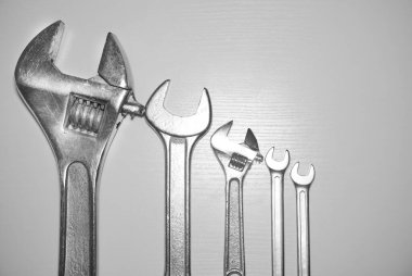 Spanners. Bir sürü anahtar. Endüstriyel geçmiş. İngiliz anahtarı aletleri seti. Değişik boyutlarda anahtarlar. chome vanadyum