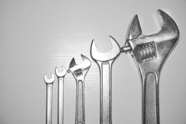 Spanners. Bir sürü anahtar. Endüstriyel geçmiş. İngiliz anahtarı aletleri seti. Değişik boyutlarda anahtarlar. chome vanadyum