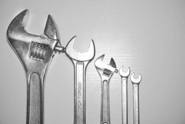 Spanners. Bir sürü anahtar. Endüstriyel geçmiş. İngiliz anahtarı aletleri seti. Değişik boyutlarda anahtarlar. chome vanadyum