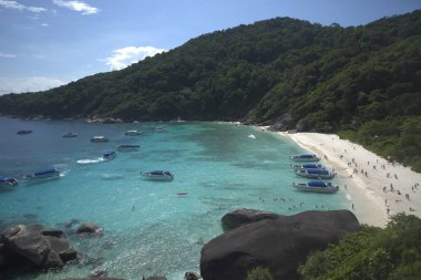 Similan Adaları, Tayland 'daki körfezdeki tekne ve yatların görüntüleri. Phuket Tayland turu. Promthep Cape, Phuket.Phuket plajının cazibelerinden biridir. Pattaya Sahili. 