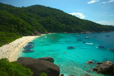 Similan Adaları, Tayland 'daki körfezdeki tekne ve yatların görüntüleri. Phuket Tayland turu. Promthep Cape, Phuket.Phuket plajının cazibelerinden biridir. Pattaya Sahili. 